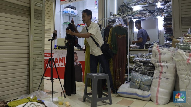 Suasana akitvitas penjualan di Pasar Tanah Abang, Jakarta, Rabu (2/10/2024). (CNBC Indonesia/Muhammad Sabki)