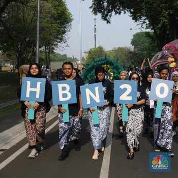 Potret Kirab Budaya Peringati Hari Batik Nasional di TMII
