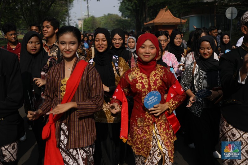 Suasana saat peringatan dalam rangka Hari Batik Nasional di Taman Mini Indonesia Indah (TMII), Jakarta, Rabu (2/10/2024). (CNBC Indonesia/Tri Susilo) Suasana saat peringatan dalam rangka Hari Batik Nasional di Taman Mini Indonesia Indah (TMII), Jakarta, Rabu (2/10/2024). (CNBC Indonesia/Tri Susilo)