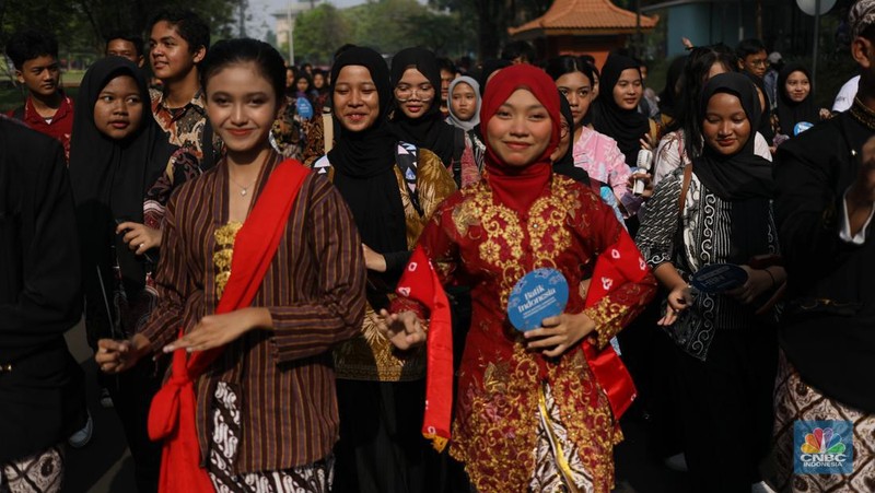 Suasana saat peringatan dalam rangka Hari Batik Nasional di Taman Mini Indonesia Indah (TMII), Jakarta, Rabu (2/10/2024). (CNBC Indonesia/Tri Susilo)