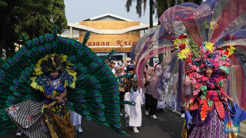 Suasana saat peringatan dalam rangka Hari Batik Nasional di Taman Mini Indonesia Indah (TMII), Jakarta, Rabu (2/10/2024). (CNBC Indonesia/Tri Susilo) Suasana saat peringatan dalam rangka Hari Batik Nasional di Taman Mini Indonesia Indah (TMII), Jakarta, Rabu (2/10/2024). (CNBC Indonesia/Tri Susilo)