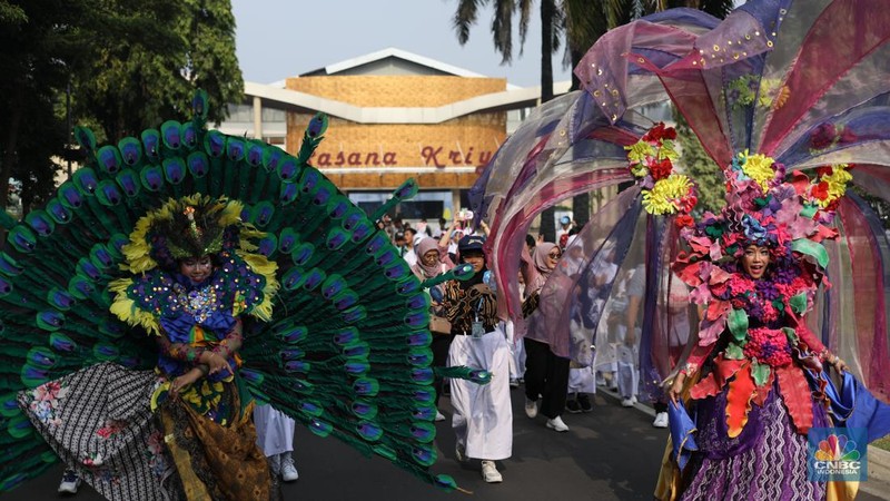 Suasana saat peringatan dalam rangka Hari Batik Nasional di Taman Mini Indonesia Indah (TMII), Jakarta, Rabu (2/10/2024). (CNBC Indonesia/Tri Susilo)