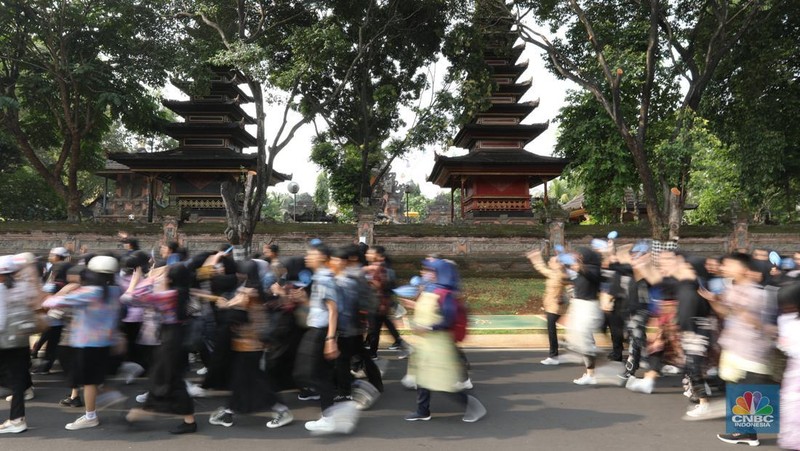 Suasana saat peringatan dalam rangka Hari Batik Nasional di Taman Mini Indonesia Indah (TMII), Jakarta, Rabu (2/10/2024). (CNBC Indonesia/Tri Susilo)