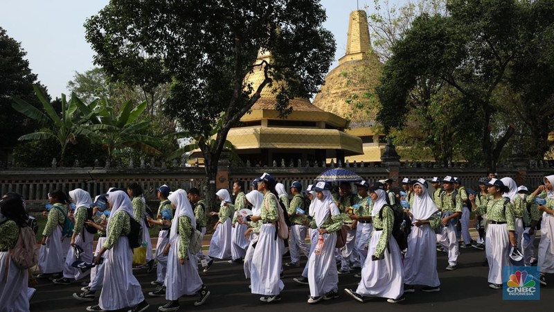 Suasana saat peringatan dalam rangka Hari Batik Nasional di Taman Mini Indonesia Indah (TMII), Jakarta, Rabu (2/10/2024). (CNBC Indonesia/Tri Susilo)