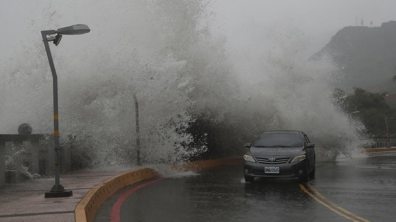 Suasana saat Topan Krathon mendekat di Kaohsiung, Taiwan, Rabu (2/10/2024). (REUTERS/Ann Wang)