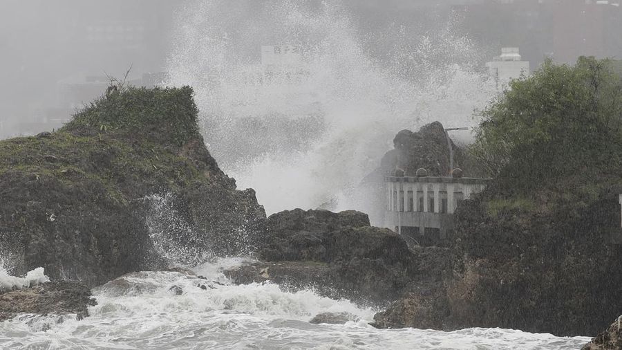 Suasana saat Topan Krathon mendekat di Kaohsiung, Taiwan, Rabu (2/10/2024). (AP Photo/Chiang Ying-ying)