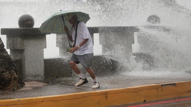 Suasana saat Topan Krathon mendekat di Kaohsiung, Taiwan, Rabu (2/10/2024). (REUTERS/Ann Wang)