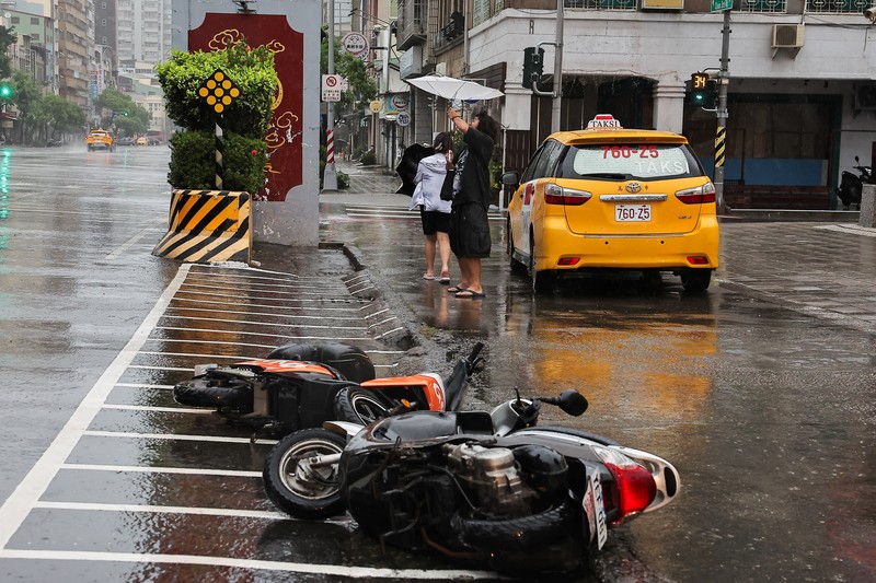 Suasana saat Topan Krathon mendekat di Kaohsiung, Taiwan, Rabu (2/10/2024). (REUTERS/Ann Wang) Suasana saat Topan Krathon mendekat di Kaohsiung, Taiwan, Rabu (2/10/2024). (REUTERS/Ann Wang)