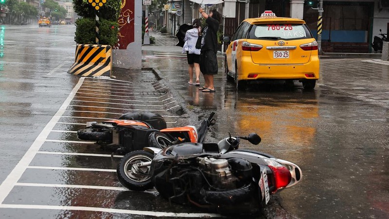 Suasana saat Topan Krathon mendekat di Kaohsiung, Taiwan, Rabu (2/10/2024). (REUTERS/Ann Wang)