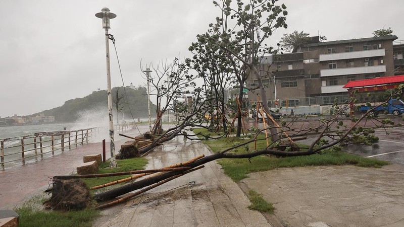 Suasana saat Topan Krathon mendekat di Kaohsiung, Taiwan, Rabu (2/10/2024). (REUTERS/Ann Wang)