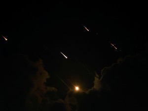 Iran Gunakan Rudal Hipersonik untuk Hujani Langit Israel