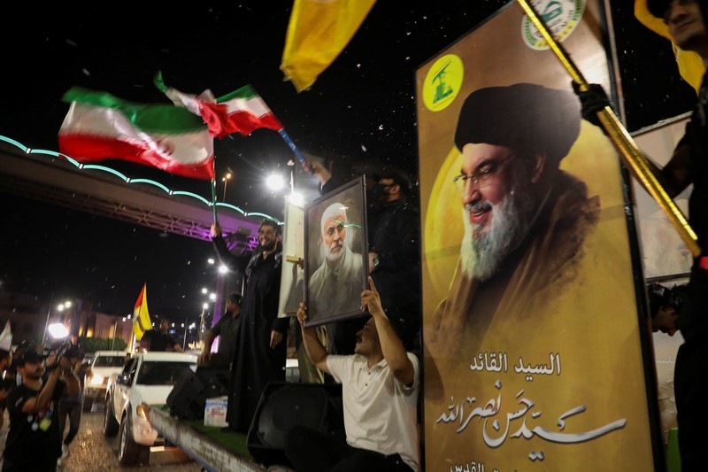 Warga Iran merayakan di jalan setelah serangan IRGC terhadap Israel, di Teheran, Iran, 1 Oktober 2024. (Majid Asgaripour/WANA (West Asia News Agency) via REUTERS)