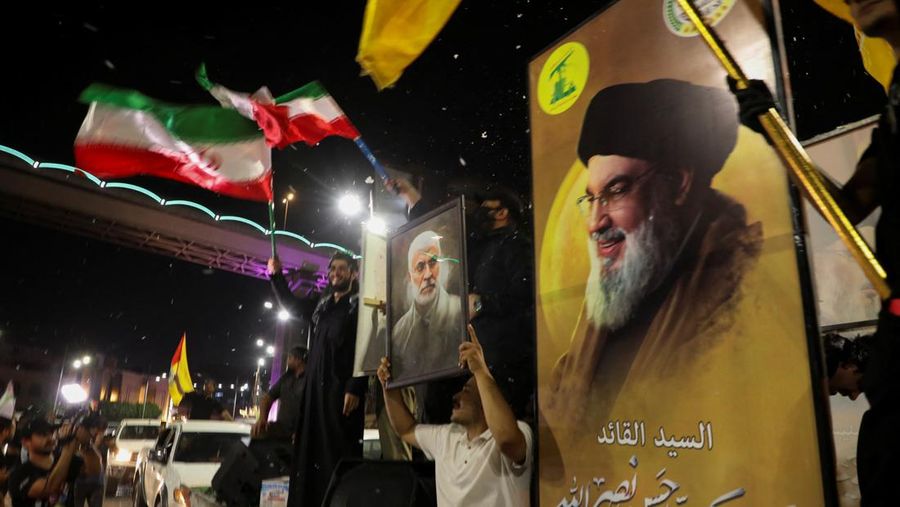 Warga Irak merayakan di jalan, setelah serangan IRGC terhadap Israel, di Basra, Irak, 1 Oktober 2024. (REUTERS/Mohammed Aty)