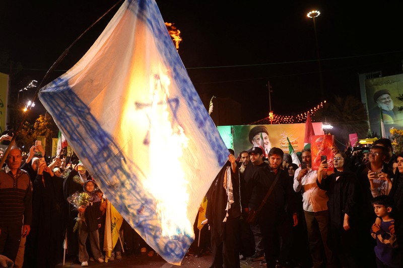 Warga Iran merayakan di jalan setelah serangan IRGC terhadap Israel, di Teheran, Iran, 1 Oktober 2024. (Majid Asgaripour/WANA (West Asia News Agency) via REUTERS)