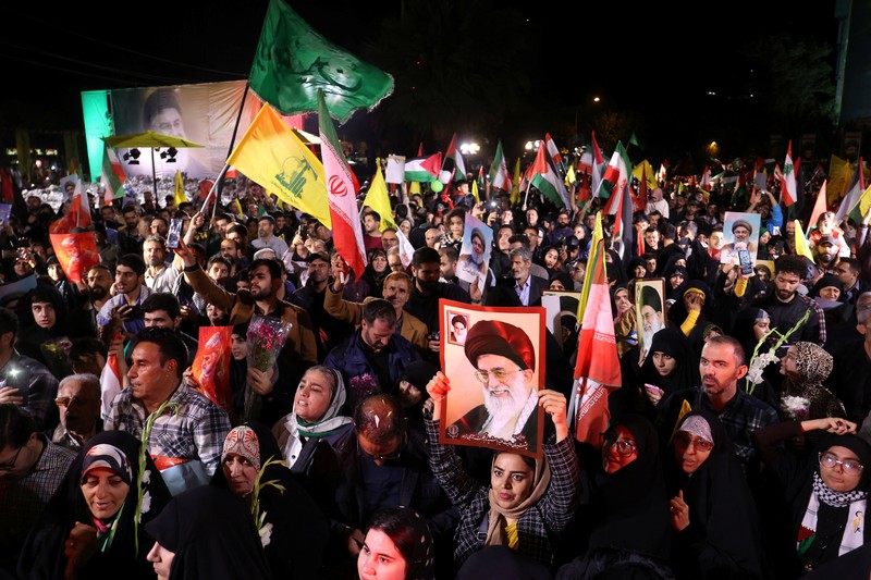 Warga Iran merayakan di jalan setelah serangan IRGC terhadap Israel, di Teheran, Iran, 1 Oktober 2024. (Majid Asgaripour/WANA (West Asia News Agency) via REUTERS)