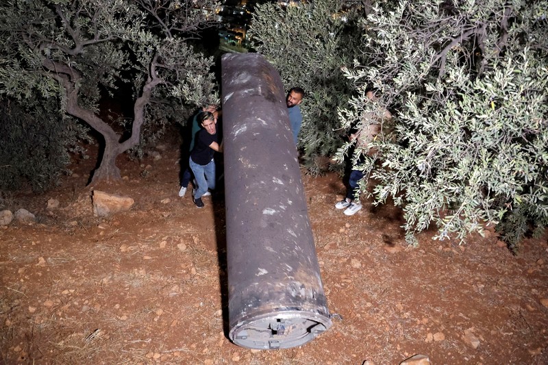 Warga Palestina menyelidiki proyektil, setelah Iran menembakkan salvo rudal balistik, di Tubas, di Tepi Barat yang diduduki Israel, 1 Oktober 2024. (REUTERS/Raneen Sawafta)