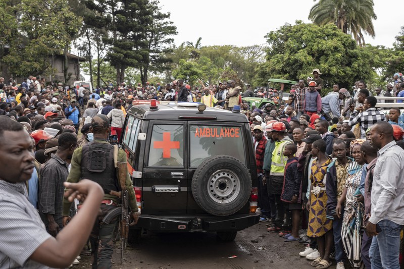 Orang-orang berkumpul di pelabuhan Goma, Republik Demokratik Kongo, setelah sebuah feri yang membawa ratusan orang terbalik saat tiba pada Kamis, 3 Oktober 2024. (AP Photo/Moses Sawasawa)