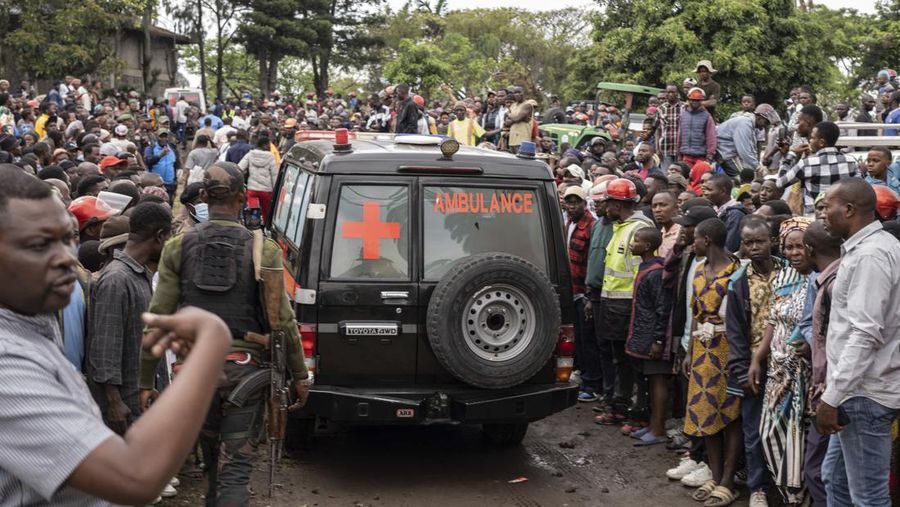 Ambulans membawa korban dari pelabuhan Goma, Republik Demokratik Kongo, setelah sebuah feri yang membawa ratusan orang terbalik saat tiba pada Kamis, 3 Oktober 2024. (AP Photo/Moses Sawasawa)