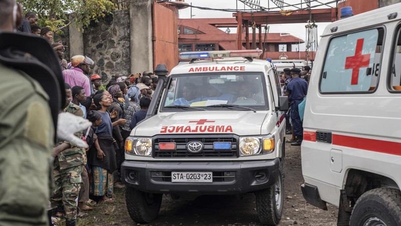 Orang-orang berkumpul di pelabuhan Goma, Republik Demokratik Kongo, setelah sebuah feri yang membawa ratusan orang terbalik saat tiba pada Kamis, 3 Oktober 2024. (AP Photo/Moses Sawasawa)