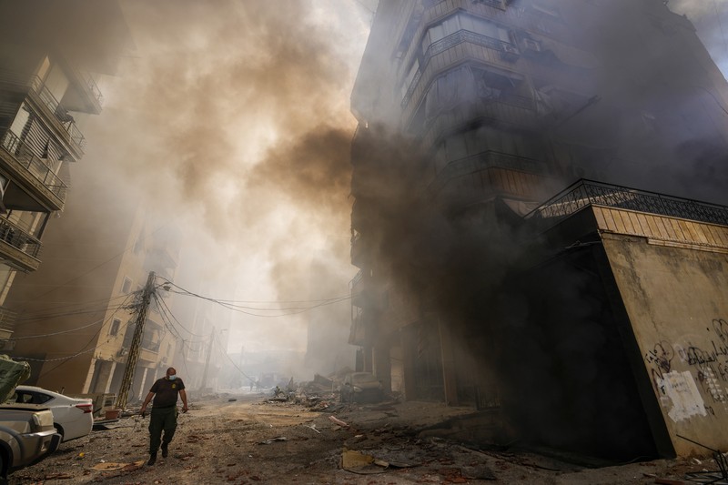 Asap menyelimuti area dekat bangunan yang hancur di lokasi serangan udara Israel di Dahiyeh, Beirut, Lebanon, Rabu, 2 Oktober 2024. Asap menyelimuti area dekat bangunan yang hancur di lokasi serangan udara Israel di Dahiyeh, Beirut, Lebanon, Rabu, 2 Oktober 2024. (AP Photo/Hassan Ammar)