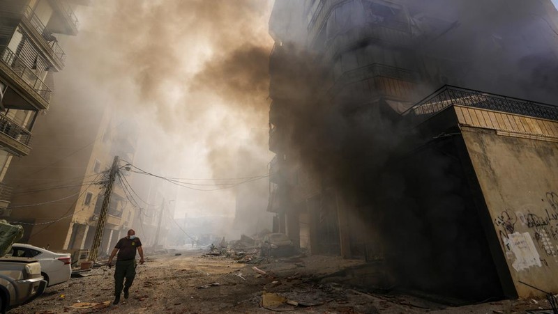 Asap menyelimuti area dekat bangunan yang hancur di lokasi serangan udara Israel di Dahiyeh, Beirut, Lebanon, Rabu, 2 Oktober 2024. (AP Photo/Hassan Ammar)