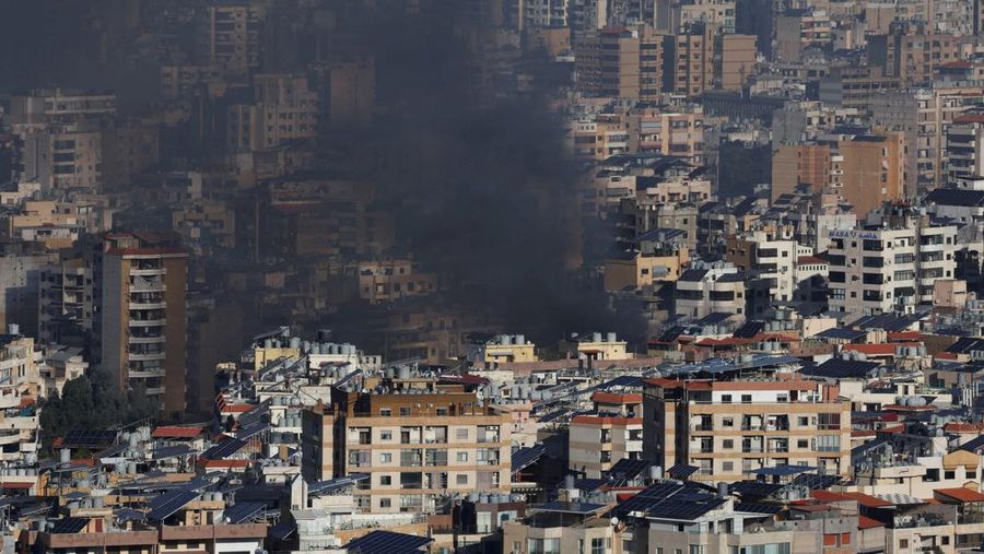 Asap mengepul setelah serangan di tengah permusuhan yang sedang berlangsung antara Hizbullah dan pasukan Israel, di pinggiran selatan Beirut dan sekitarnya, seperti yang terlihat dari Hadath, Lebanon 3 Oktober 2024. (REUTERS/Mohamed Azakir)