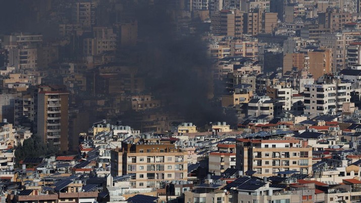 Asap mengepul setelah serangan di tengah permusuhan yang sedang berlangsung antara Hizbullah dan pasukan Israel, di pinggiran selatan Beirut dan sekitarnya, seperti yang terlihat dari Hadath, Lebanon 3 Oktober 2024. (REUTERS/Mohamed Azakir)