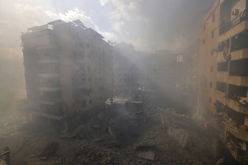 Asap menyelimuti area dekat bangunan yang hancur di lokasi serangan udara Israel di Dahiyeh, Beirut, Lebanon, Rabu, 2 Oktober 2024. (AP Photo/Hassan Ammar)