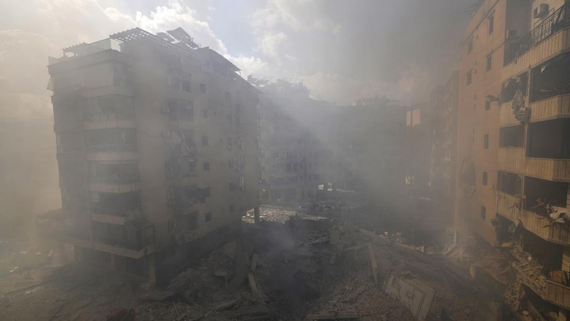 Asap menyelimuti area dekat bangunan yang hancur di lokasi serangan udara Israel di Dahiyeh, Beirut, Lebanon, Rabu, 2 Oktober 2024. (AP Photo/Hassan Ammar)