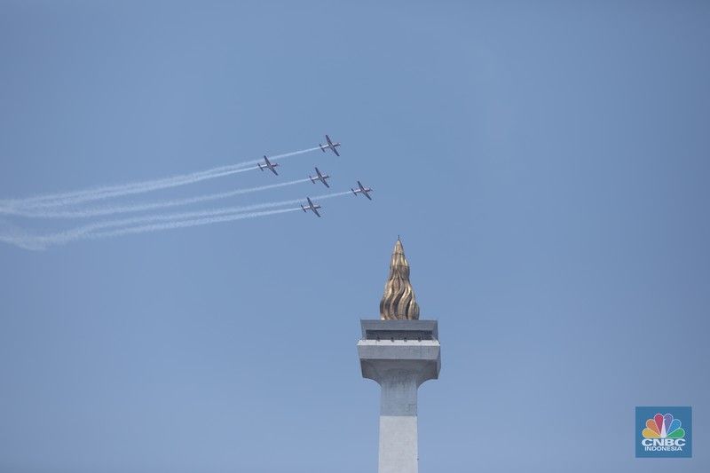 Atraksi pesawat tempur di langit Monas saat gladi bersih HUT ke-79 TNI yang akan berlangsung 5 Oktober 2024, Kamis (3/10/2024). (CNBC Indonesia/Tri Susilo)