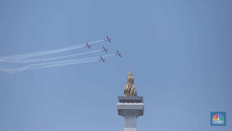 Atraksi pesawat tempur di langit Monas saat gladi bersih HUT ke-79 TNI yang akan berlangsung 5 Oktober 2024, Kamis (3/10/2024). (CNBC Indonesia/Tri Susilo)