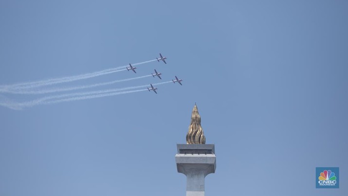Atraksi pesawat tempur di langit Monas saat gladi bersih HUT ke-79 TNI yang akan berlangsung 5 Oktober 2024, Kamis (3/10/2024). (CNBC Indonesia/Tri Susilo) Atraksi pesawat tempur di langit Monas saat gladi bersih HUT ke-79 TNI yang akan berlangsung 5 Oktober 2024, Kamis (3/10/2024). (CNBC Indonesia/Tri Susilo)