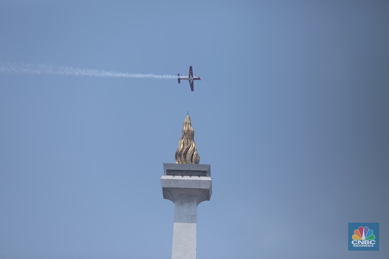 Atraksi pesawat tempur di langit Monas saat gladi bersih HUT ke-79 TNI yang akan berlangsung 5 Oktober 2024, Kamis (3/10/2024). (CNBC Indonesia/Tri Susilo)