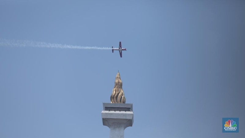 Atraksi pesawat tempur di langit Monas saat gladi bersih HUT ke-79 TNI yang akan berlangsung 5 Oktober 2024, Kamis (3/10/2024). (CNBC Indonesia/Tri Susilo)