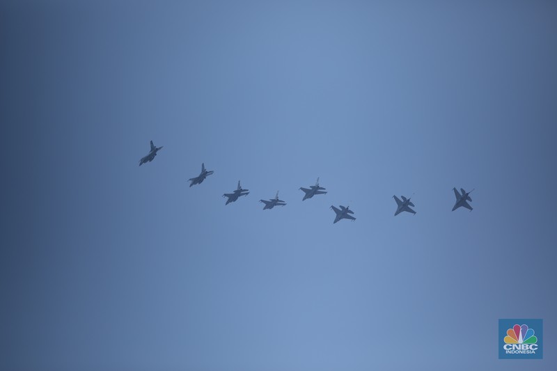 Atraksi pesawat tempur di langit Monas saat gladi bersih HUT ke-79 TNI yang akan berlangsung 5 Oktober 2024, Kamis (3/10/2024). (CNBC Indonesia/Tri Susilo)