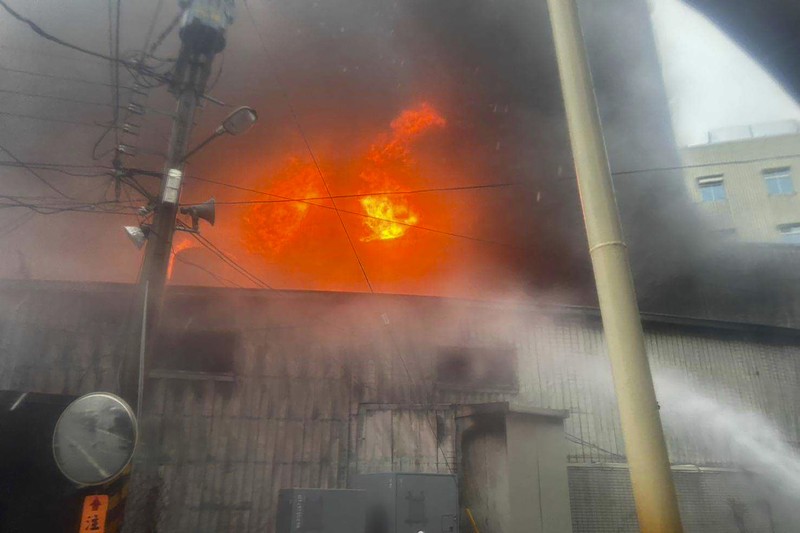Kebakaran akibat korsleting listrik di sebuah rumah sakit di selatan Pingtung, Taiwan, menewaskan sedikitnya enam orang pada Kamis (3/10/2024). Kebakaran akibat korsleting listrik di sebuah rumah sakit di selatan Pingtung, Taiwan, menewaskan sedikitnya enam orang pada Kamis (3/10/2024). (Tangkapan Layar Video Reuters/SETTV)
