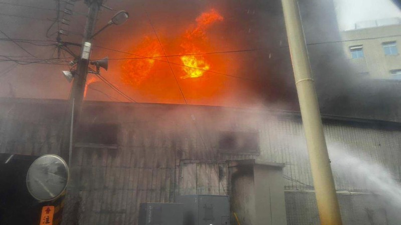Kebakaran akibat korsleting listrik di sebuah rumah sakit di selatan Pingtung, Taiwan, menewaskan sedikitnya enam orang pada Kamis (3/10/2024). (Tangkapan Layar Video Reuters/SETTV)