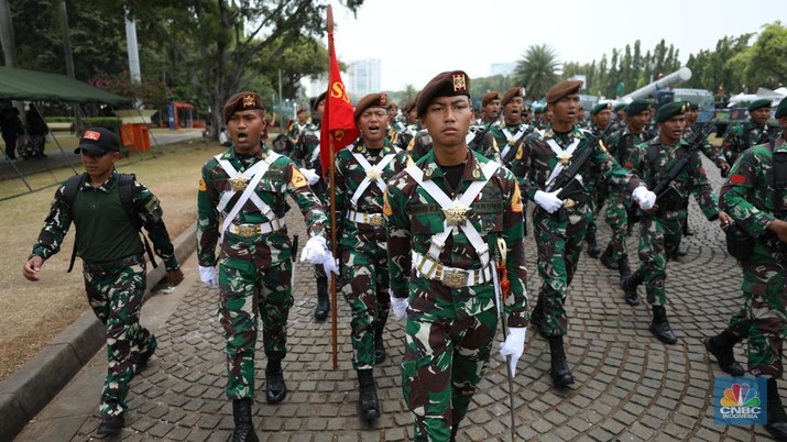 Dalam rangka mempersiapkan puncak acara peringatan Hari Ulang Tahun ke-79 Tentara Nasional Indonesia (TNI) Tahun 2024, prajurit Koarmada II yang tergabung dalam pasukan upacara HUT ke-79 TNI melaksanakan gladi bersih yang diselenggarakan di  Monumen Nasional, Jakarta Pusat. Kamis (3/10/2024). (CNBC Indonesia/Tri Susilo)