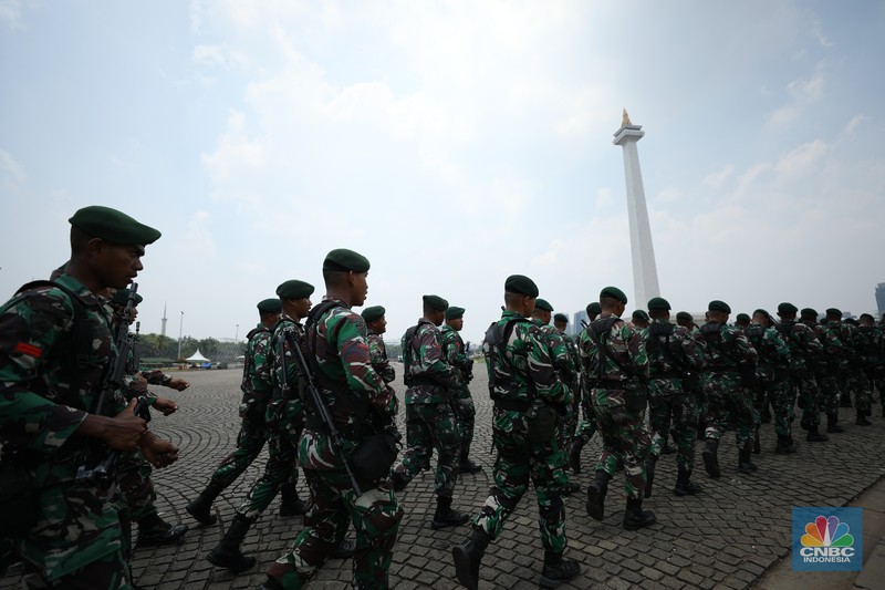 Atraksi pesawat tempur di langit Monas saat gladi bersih HUT ke-79 TNI yang akan berlangsung 5 Oktober 2024, Kamis (3/10/2024). (CNBC Indonesia/Tri Susilo)