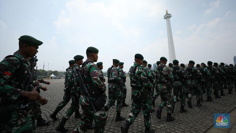 Atraksi pesawat tempur di langit Monas saat gladi bersih HUT ke-79 TNI yang akan berlangsung 5 Oktober 2024, Kamis (3/10/2024). (CNBC Indonesia/Tri Susilo)