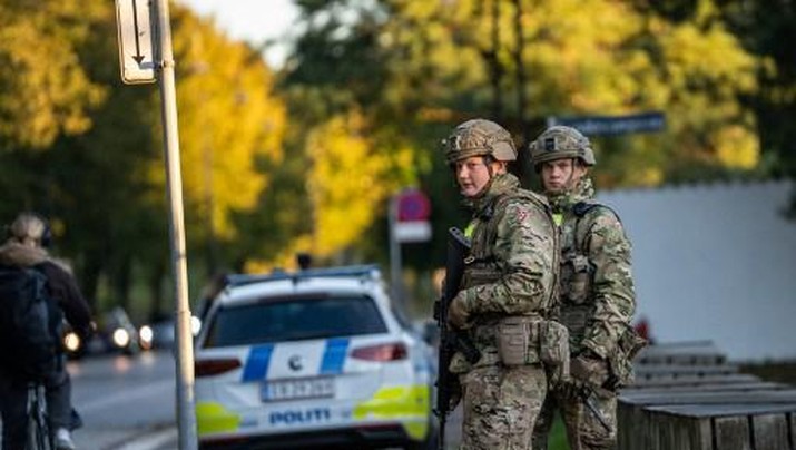 Military Police guard the perimeter of the Israeli embassy in Copenhagen, on October 2, 2024. Danish police said on Wednesday they were investigating two blasts that went off in an area near the Israeli embassy in the capital. (Photo by Emil HELMS / Ritzau Scanpix / AFP) / Denmark OUT