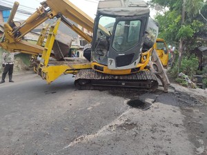 Ekskavator Jatuh dari Truk Bikin Raya Simpang Cangkir Gresik Macet Parah