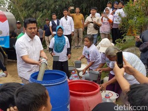 Senyum Warga Kampak Trenggalek Saat Air Bersih dari Emil Dardak Tiba