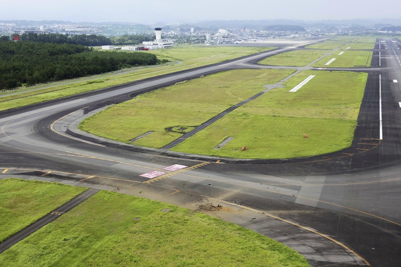Ledakan bom era PD II di landasan pacu di Bandara Miyazaki, Japan. (AP) Ledakan bom era PD II di landasan pacu di Bandara Miyazaki, Japan. (AP)
