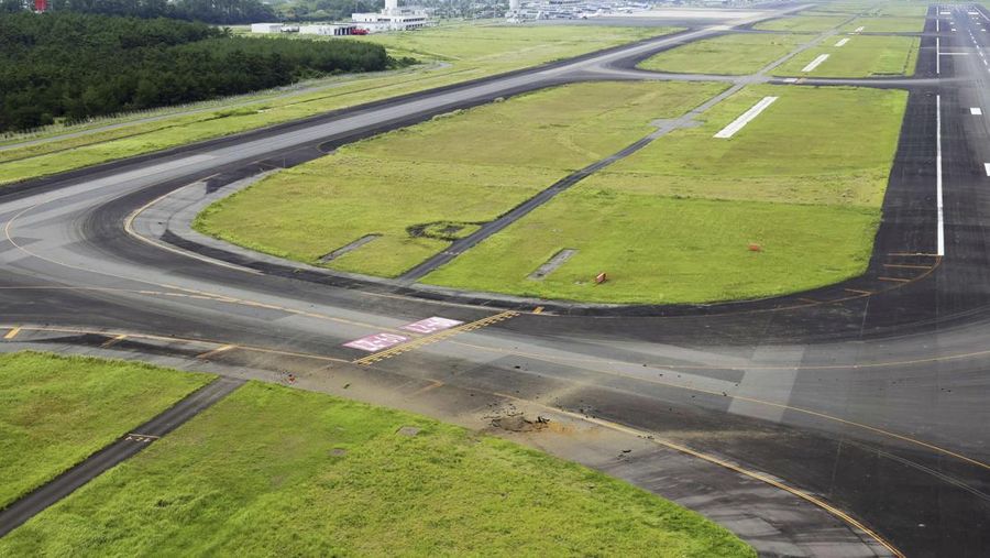 Ledakan bom era PD II di landasan pacu di Bandara Miyazaki, Japan. (AP)