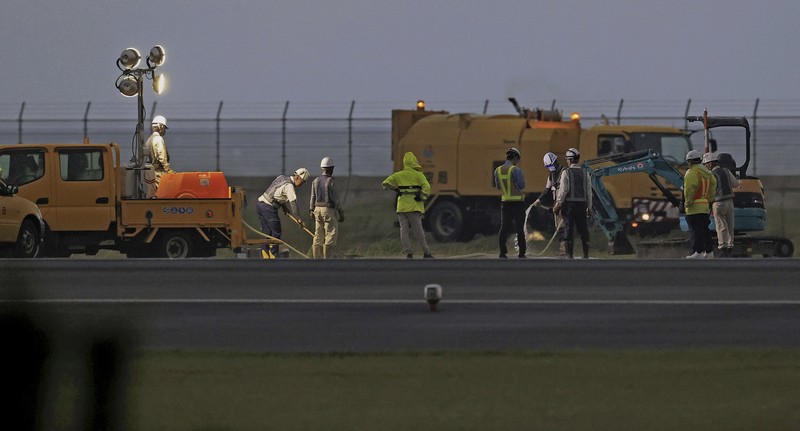 Ledakan bom era PD II di landasan pacu di Bandara Miyazaki, Japan. (AP) Ledakan bom era PD II di landasan pacu di Bandara Miyazaki, Japan. (AP)