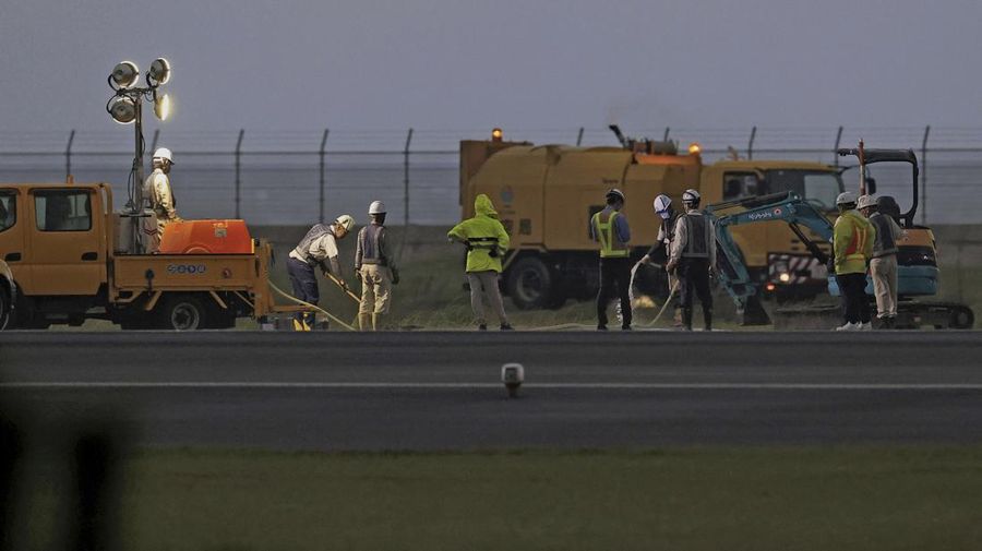Ledakan bom era PD II di landasan pacu di Bandara Miyazaki, Japan. (AP)