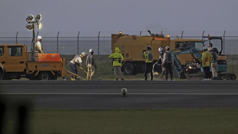 Ledakan bom era PD II di landasan pacu di Bandara Miyazaki, Japan. (AP)