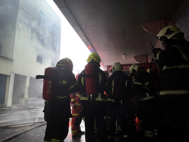 Kebakaran akibat korsleting listrik di sebuah rumah sakit di selatan Pingtung, Taiwan, menewaskan sedikitnya enam orang pada Kamis (3/10/2024). Kebakaran akibat korsleting listrik di sebuah rumah sakit di selatan Pingtung, Taiwan, menewaskan sedikitnya enam orang pada Kamis (3/10/2024). (Tangkapan Layar Video Reuters/SETTV)