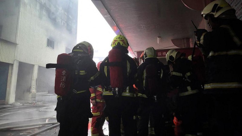 Kebakaran akibat korsleting listrik di sebuah rumah sakit di selatan Pingtung, Taiwan, menewaskan sedikitnya enam orang pada Kamis (3/10/2024). (Tangkapan Layar Video Reuters/SETTV)